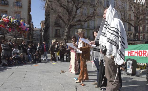 Miembros de diferentes colectivos y varias lenguas recuerdan en 20121 con una lectura de poemas la quema de libros andalusíes en la Plaza de Bib Rambla.