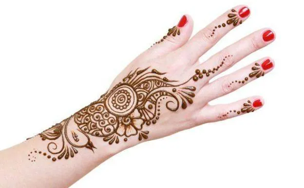 Advertencia de Sanidad por los graves efectos sobre la piel de los tatuajes  de henna negra | Ideal