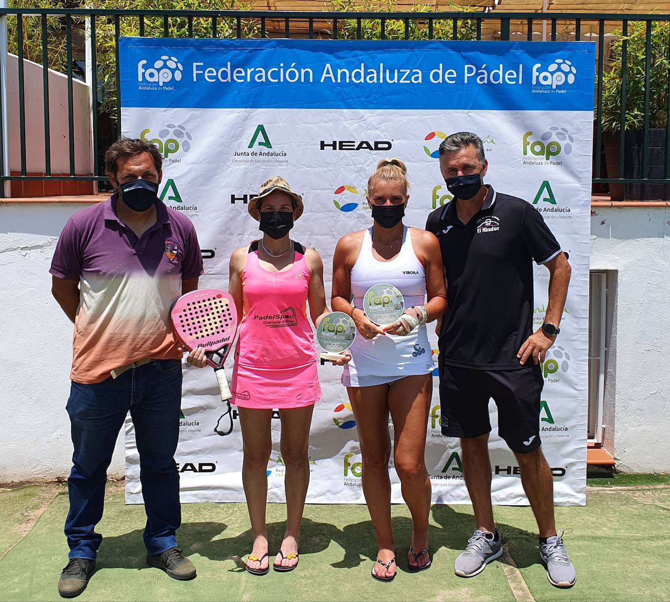Delfi Guerrero y Marisa Pérez posan tras ganar el torneo. /G. C.