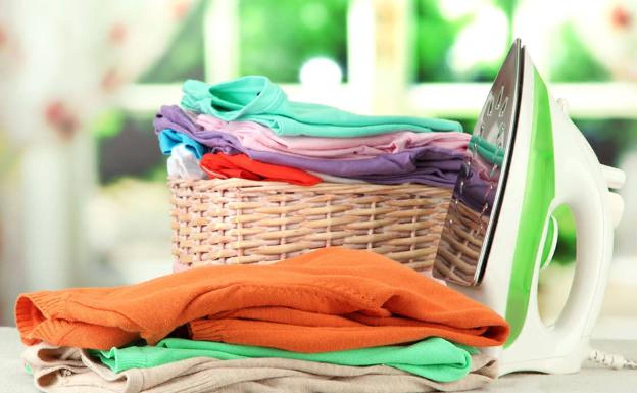 Consumo y La OCU explica cómo tender y planchar la ropa para que ho | Ideal
