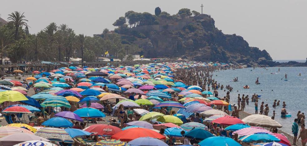 Playas de Granada: La Costa recupera el tiempo perdido con un lleno hasta el bandera - Vimarsana News