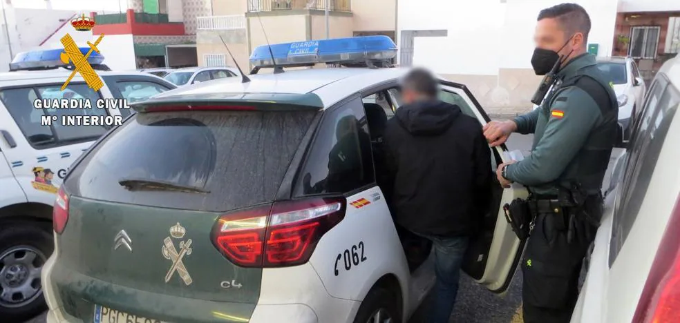 Detenido en Níjar por dos robos con arma blanca caracterizado como magrebí para no ser identificado