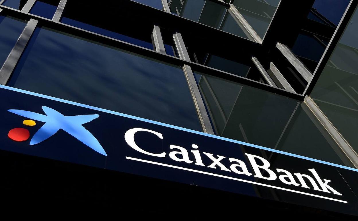Estafas y timos: Aviso de Caixabank a sus clientes por un nuevo SMS falso  para robar la tarjeta de crédito | Ideal