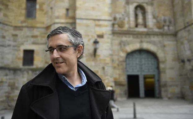 Eduardo Madina posa sonriente en la plaza de San Vicente de Bilbao./Luis ángel gómez