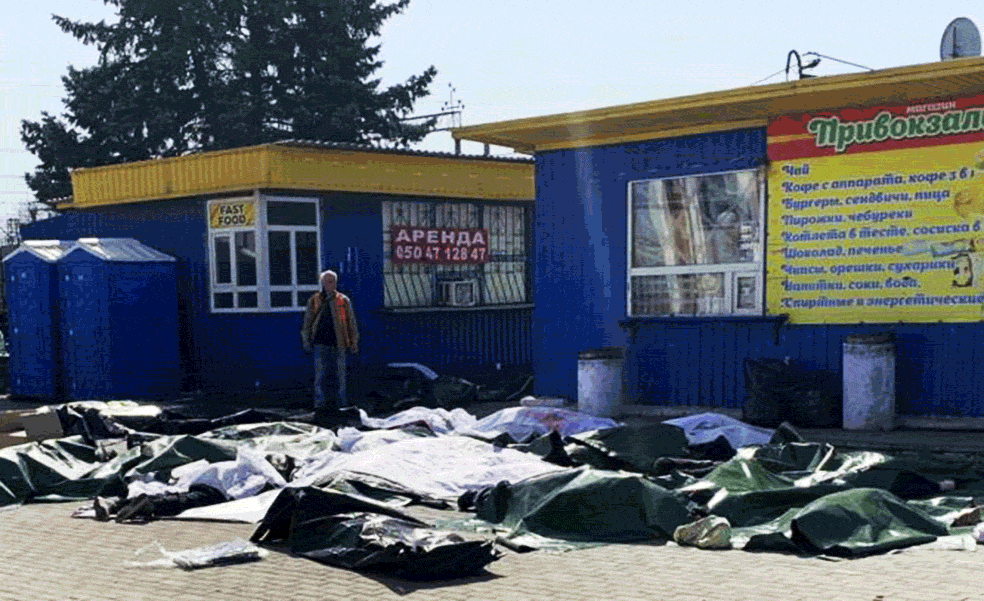 Bolsas con varios cadávares en la estación de Kramatorsk, una de las víctimas y restos de un misil. /Afp