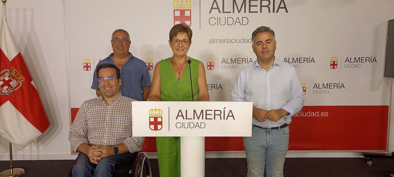 Valverde, with part of the socialist team in Almeria City Council. 