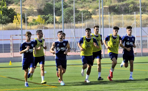 Alberto González 的球队为明天在格拉纳达举行的友谊赛进行训练。