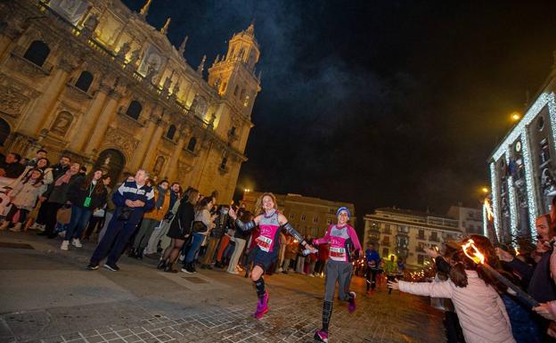 Paso de la prueba ante la Catedral de Jaén. /EMILIO ARROYO