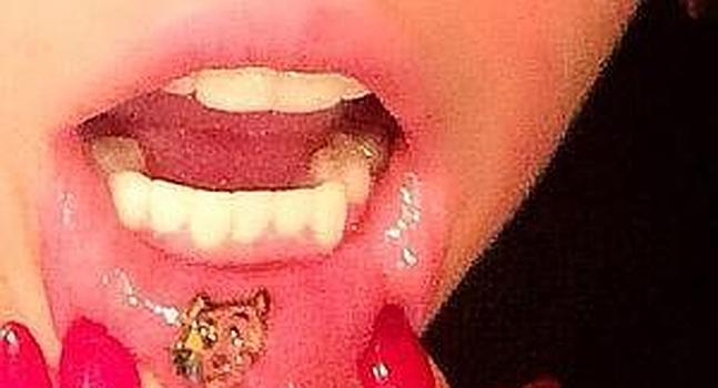 Sexual: Mira el nuevo tatuaje de Miley Cyrus en el labio ahora | Ideal